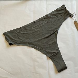 #887-895 NWT SKIMS CORSET BRA COLLECTION BIKINI PANTY COLOR: GRAY CHALK SIZE: 4X